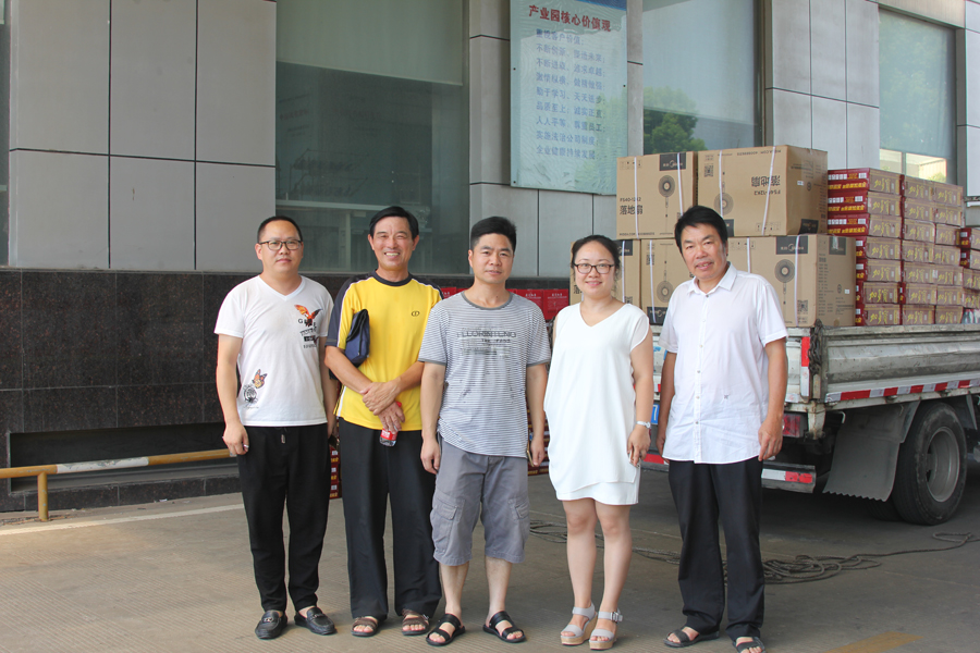 炎炎夏日高溫送清涼，溫嶺市總工會王靜副主席、鎮總工會主席徐海兵一行慰問美機職工