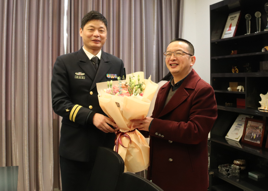 溫嶺市委常委、人武部部長(zhǎng)楊森林蒞臨美機(jī)親切慰問(wèn)溫嶺市明星企業(yè)家、黨外人士代表林雪平總裁