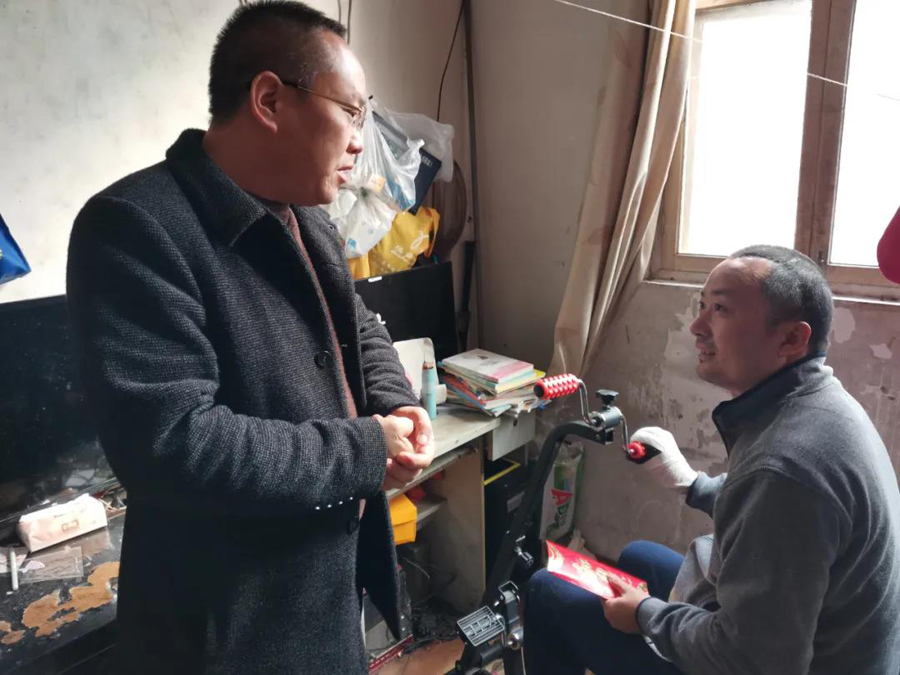 患難見真情，慰問暖人心。公司工會主席楊志等看望慰問患病職工史兆云