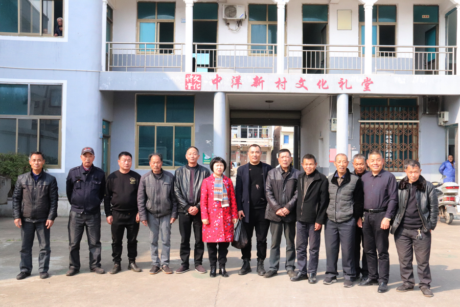 情系家鄉(xiāng)，回報社會。溫嶺市人大代表、美機副總經(jīng)理林燕飛、美機黨支部書記張繼富慰問新河鎮(zhèn)中洋新村老人