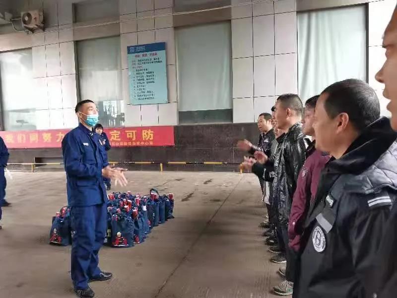 溫嶺市新河鎮(zhèn)消防中隊為美機留廠過年職工發(fā)放安全大禮包